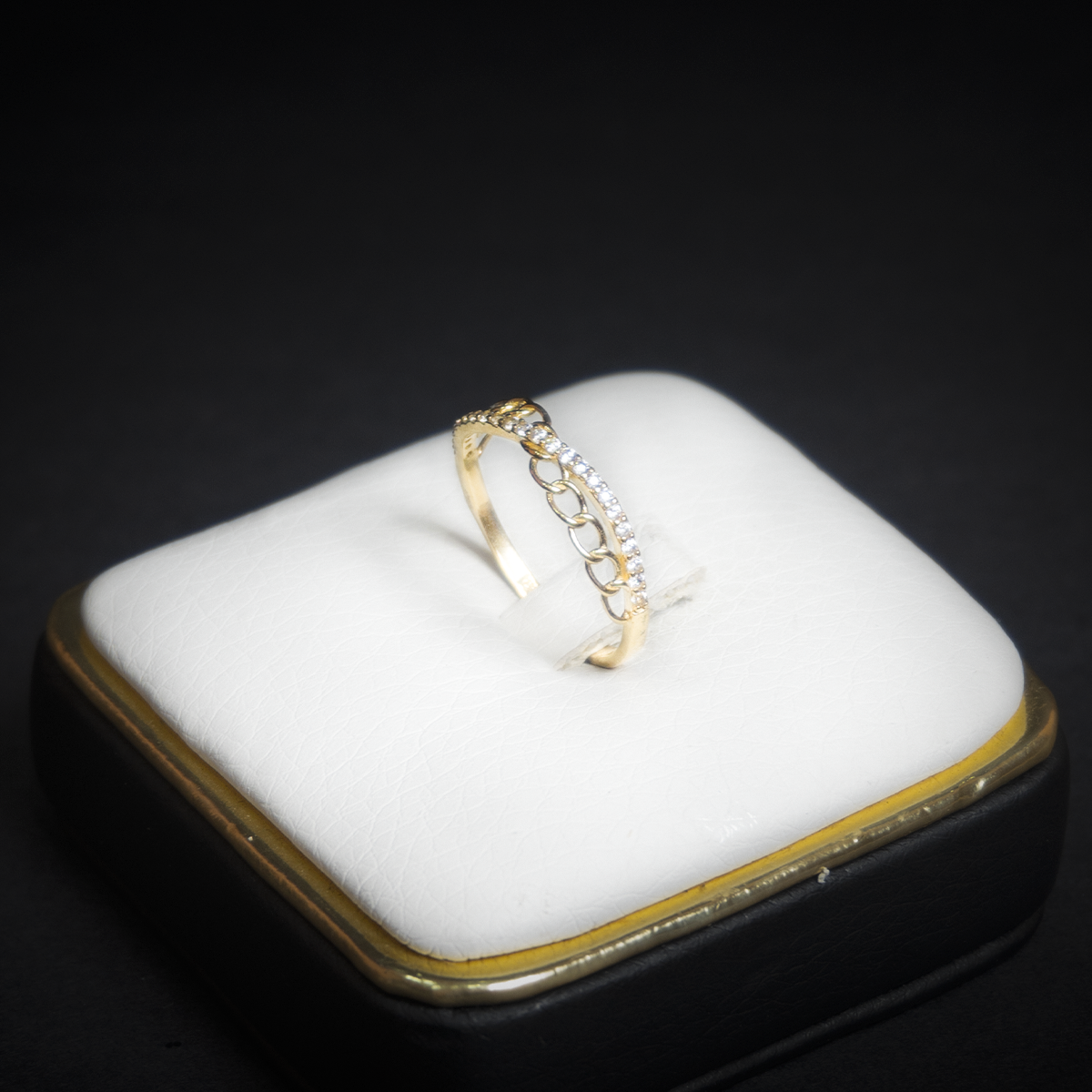 Anillo con Zirconias 10k