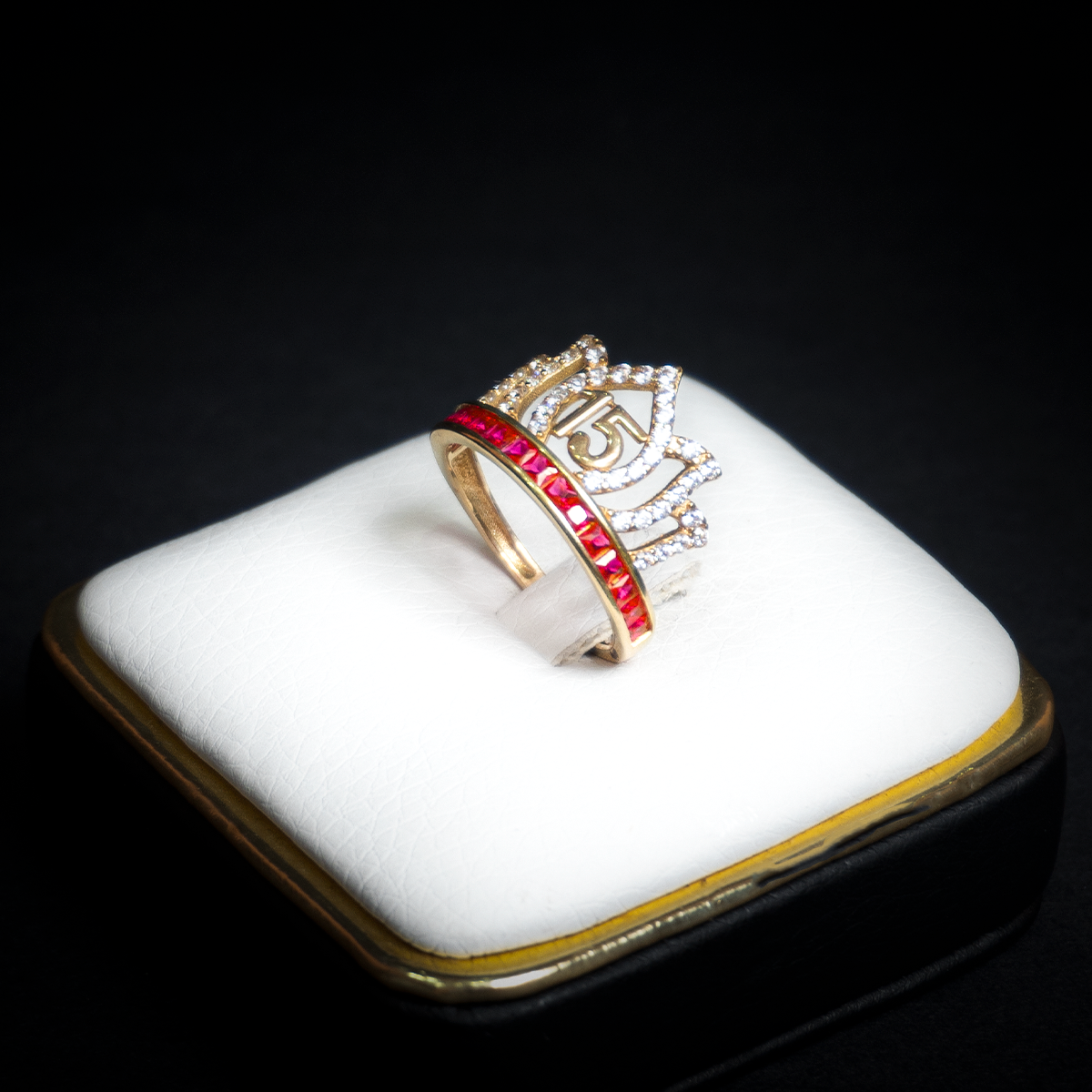Anillo 15 años zirc. roja 10k