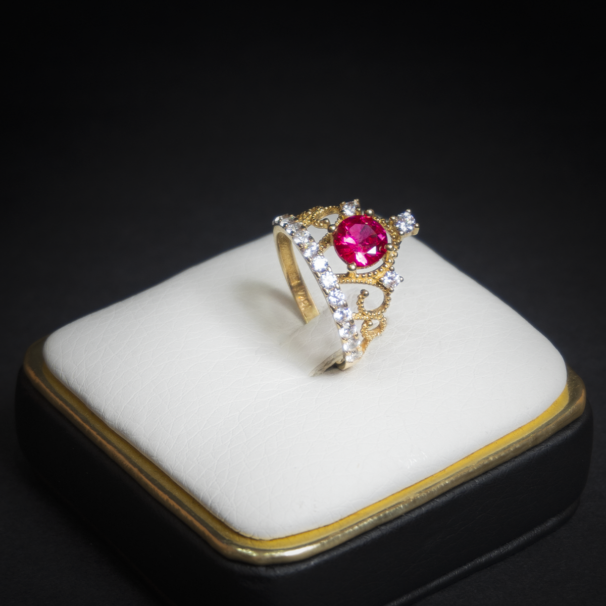 Anillo 15 años zirc. roja 10k