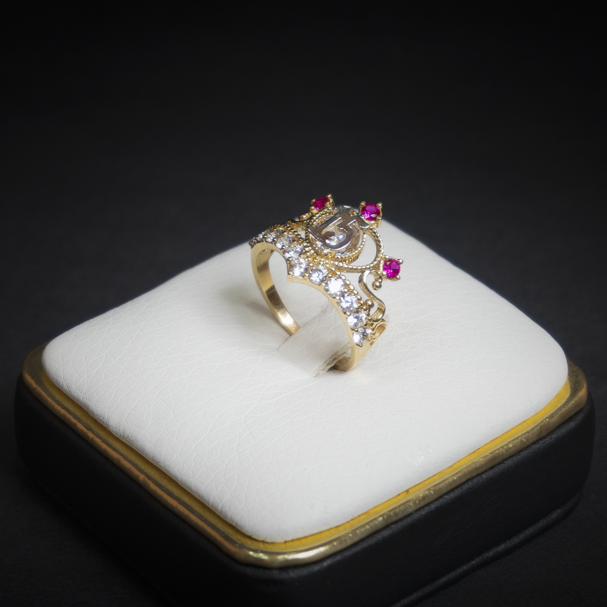 Anillo 15 años zirc. rojas 14k